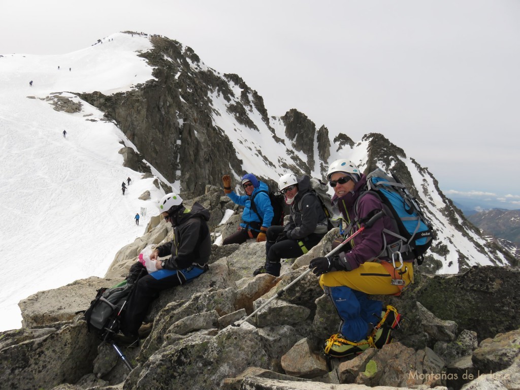 Xavi, Francesc, Olga y Flora en la cima de la Punta Oliveras-Arenas, 3.292 mts. Detrás el Aneto